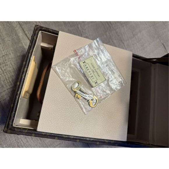 100 authentic Louis Vuitton trunk - Picture 10 of 16